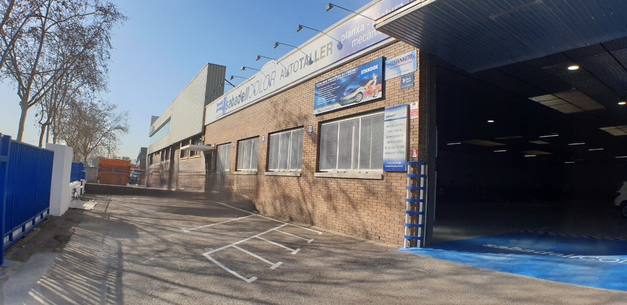 Interior del taller Sabadell Color